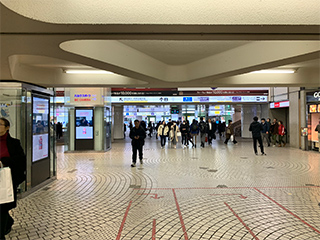 JR新宿駅西口の改札を出て直進。ロータリーを右折。