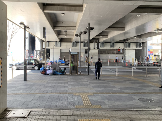 横断歩道を渡ると左手に住友ビルが見えます