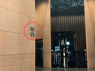 エレベーターホールの０９～０３通路へ進み、４階へお上がり下さい。４階出てすぐに新宿診療所の入り口がございます。入口前に置いてある置き看板を目印にお越し下さい。